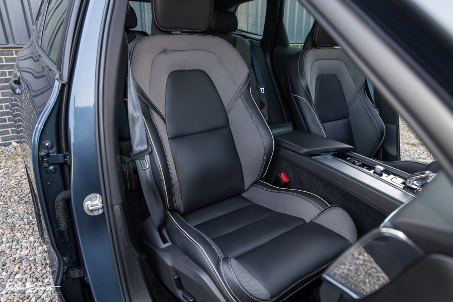 Volvo XC60 2.0 T6 Plug-in hybrid AWD Plus Dark | Panoramadak | Adaptieve cruise | Blis | Memory | Harman Kardon |