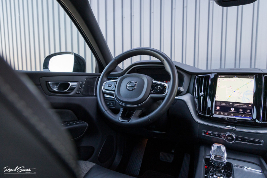 Volvo XC60 2.0 T6 Plug-in hybrid AWD Plus Dark | Panoramadak | Adaptieve cruise | Blis | Memory | Harman Kardon |