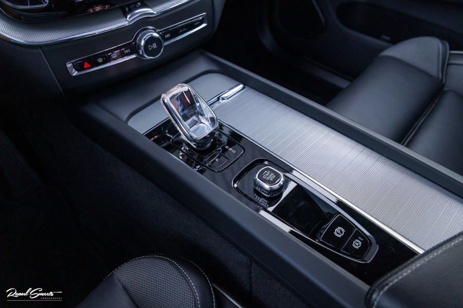 Volvo XC60 2.0 T6 Plug-in hybrid AWD Plus Dark | Panoramadak | Adaptieve cruise | Blis | Memory | Harman Kardon |