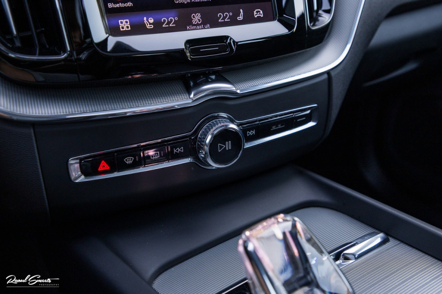 Volvo XC60 2.0 T6 Plug-in hybrid AWD Plus Dark | Panoramadak | Adaptieve cruise | Blis | Memory | Harman Kardon |