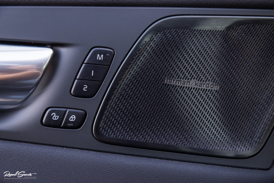 Volvo XC60 2.0 T6 Plug-in hybrid AWD Plus Dark | Panoramadak | Adaptieve cruise | Blis | Memory | Harman Kardon |