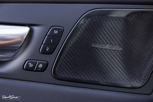Volvo XC60 2.0 T6 Plug-in hybrid AWD Plus Dark | Panoramadak | Adaptieve cruise | Blis | Memory | Harman Kardon |