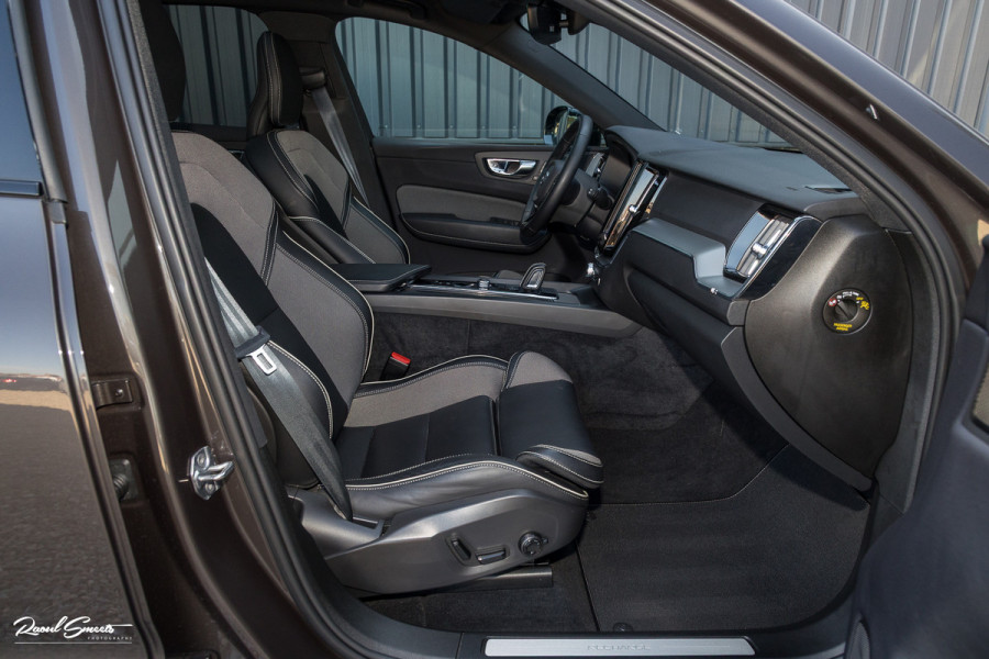 Volvo XC60 2.0 T8 Plug-in hybrid AWD R-Design | Luchtvering | Zwenkbare trekhaak | Panoramadak | Memory | Harman Kardon |