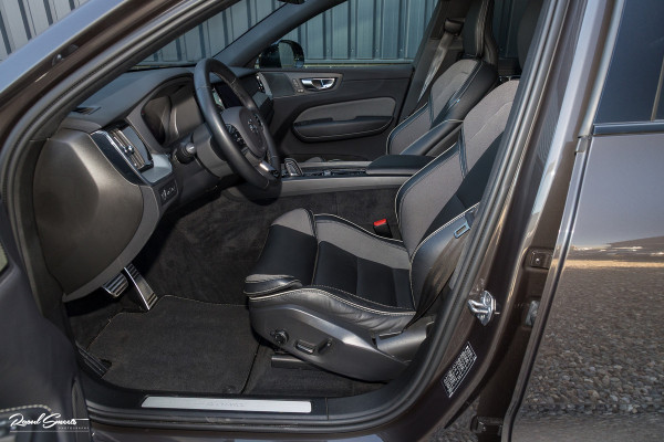 Volvo XC60 2.0 T8 Plug-in hybrid AWD R-Design | Luchtvering | Zwenkbare trekhaak | Panoramadak | Memory | Harman Kardon |