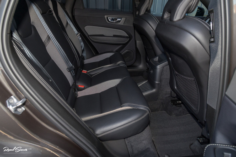 Volvo XC60 2.0 T8 Plug-in hybrid AWD R-Design | Luchtvering | Zwenkbare trekhaak | Panoramadak | Memory | Harman Kardon |
