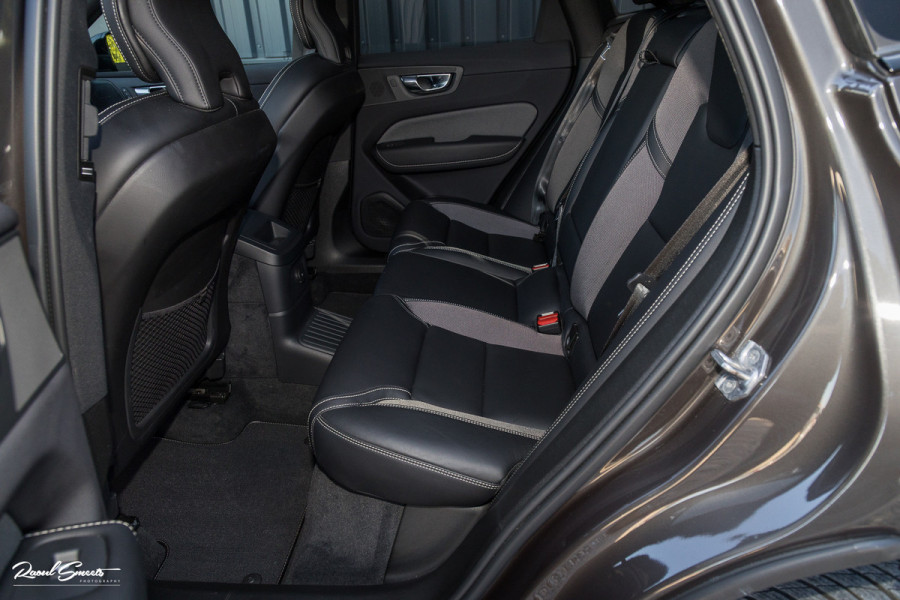 Volvo XC60 2.0 T8 Plug-in hybrid AWD R-Design | Luchtvering | Zwenkbare trekhaak | Panoramadak | Memory | Harman Kardon |