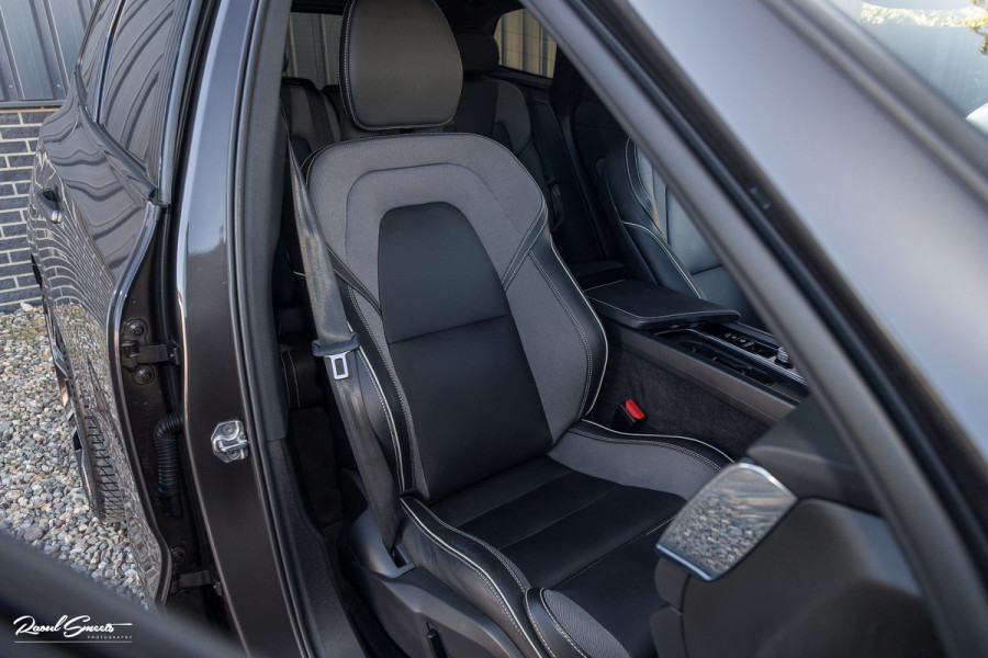 Volvo XC60 2.0 T8 Plug-in hybrid AWD R-Design | Luchtvering | Zwenkbare trekhaak | Panoramadak | Memory | Harman Kardon |