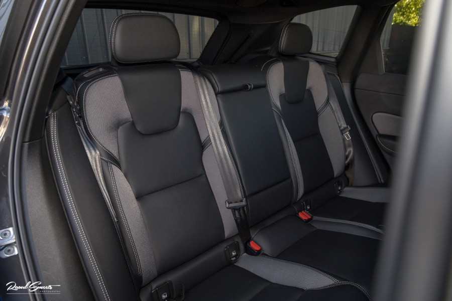 Volvo XC60 2.0 T8 Plug-in hybrid AWD R-Design | Luchtvering | Zwenkbare trekhaak | Panoramadak | Memory | Harman Kardon |