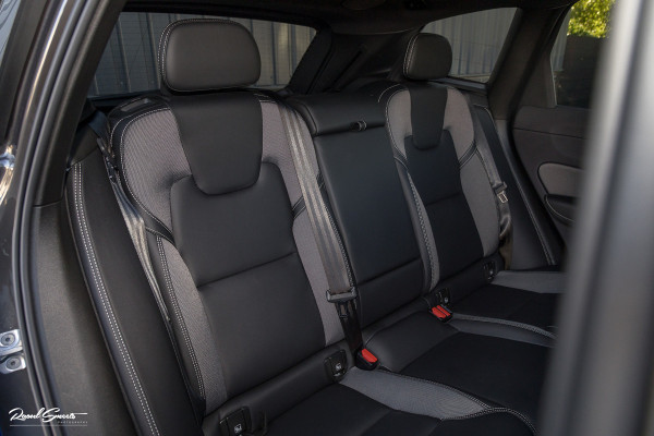 Volvo XC60 2.0 T8 Plug-in hybrid AWD R-Design | Luchtvering | Zwenkbare trekhaak | Panoramadak | Memory | Harman Kardon |