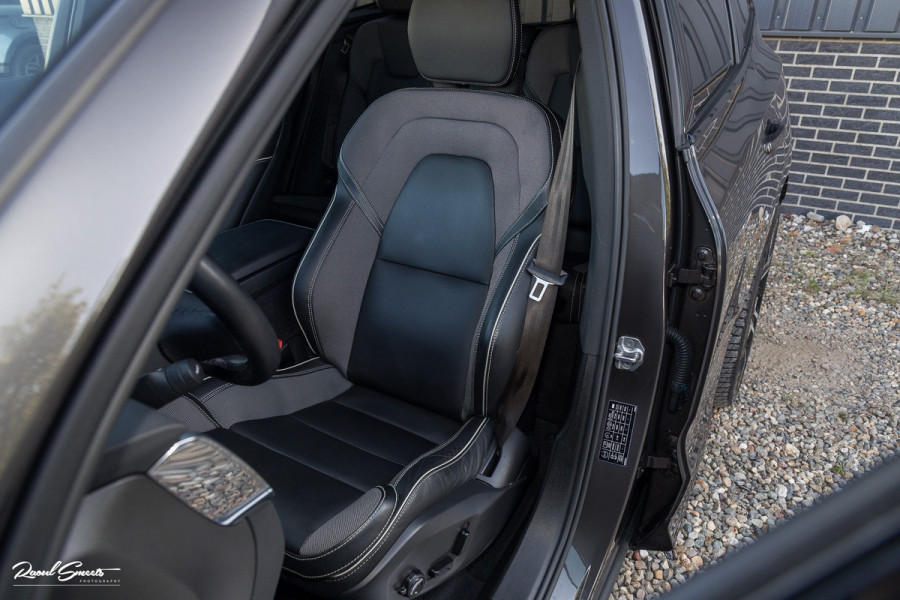 Volvo XC60 2.0 T8 Plug-in hybrid AWD R-Design | Luchtvering | Zwenkbare trekhaak | Panoramadak | Memory | Harman Kardon |
