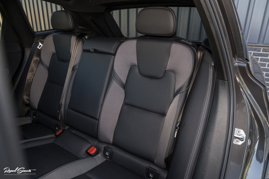 Volvo XC60 2.0 T8 Plug-in hybrid AWD R-Design | Luchtvering | Zwenkbare trekhaak | Panoramadak | Memory | Harman Kardon |