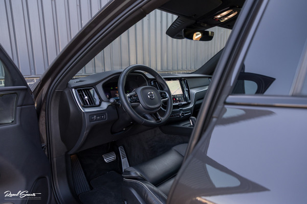Volvo XC60 2.0 T8 Plug-in hybrid AWD R-Design | Luchtvering | Zwenkbare trekhaak | Panoramadak | Memory | Harman Kardon |