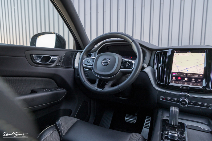 Volvo XC60 2.0 T8 Plug-in hybrid AWD R-Design | Luchtvering | Zwenkbare trekhaak | Panoramadak | Memory | Harman Kardon |