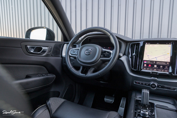 Volvo XC60 2.0 T8 Plug-in hybrid AWD R-Design | Luchtvering | Zwenkbare trekhaak | Panoramadak | Memory | Harman Kardon |