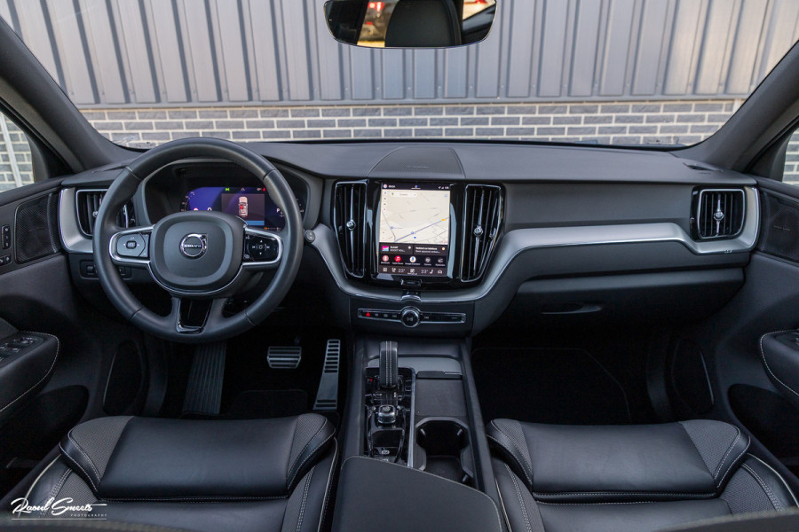 Volvo XC60 2.0 T8 Plug-in hybrid AWD R-Design | Luchtvering | Zwenkbare trekhaak | Panoramadak | Memory | Harman Kardon |