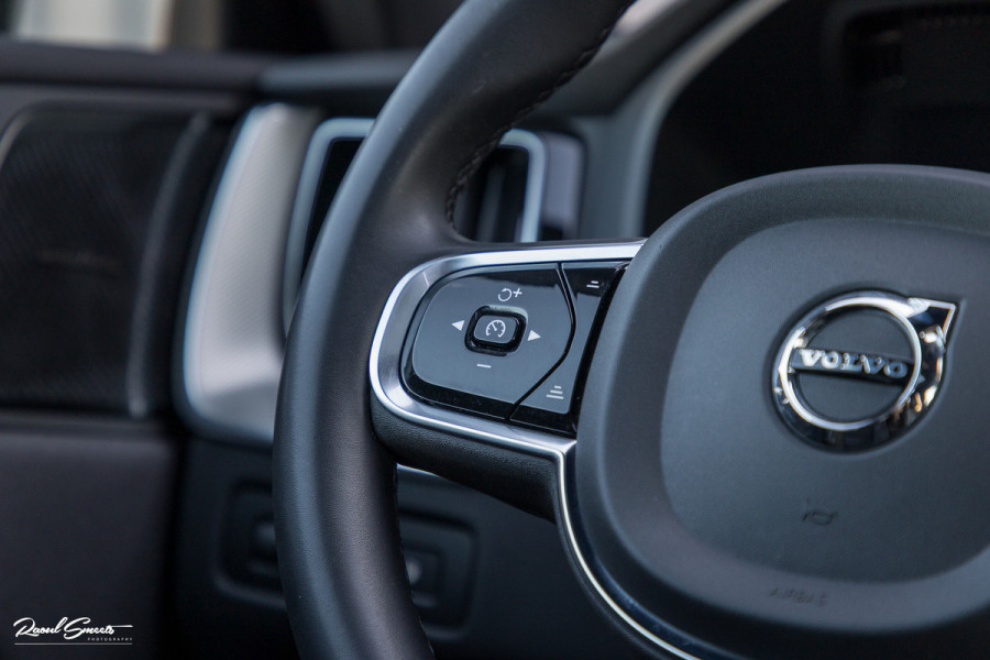 Volvo XC60 2.0 T8 Plug-in hybrid AWD R-Design | Luchtvering | Zwenkbare trekhaak | Panoramadak | Memory | Harman Kardon |