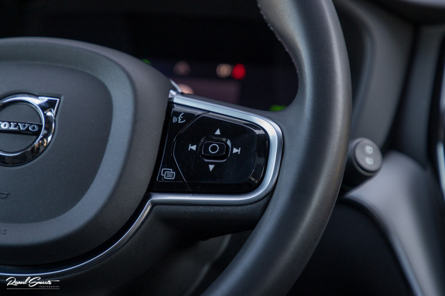 Volvo XC60 2.0 T8 Plug-in hybrid AWD R-Design | Luchtvering | Zwenkbare trekhaak | Panoramadak | Memory | Harman Kardon |