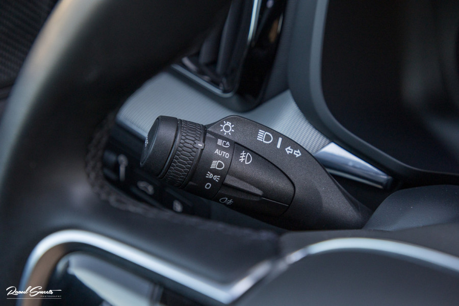 Volvo XC60 2.0 T8 Plug-in hybrid AWD R-Design | Luchtvering | Zwenkbare trekhaak | Panoramadak | Memory | Harman Kardon |