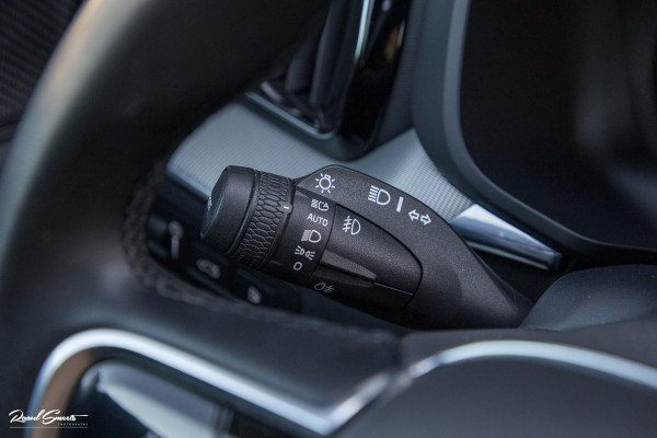 Volvo XC60 2.0 T8 Plug-in hybrid AWD R-Design | Luchtvering | Zwenkbare trekhaak | Panoramadak | Memory | Harman Kardon |