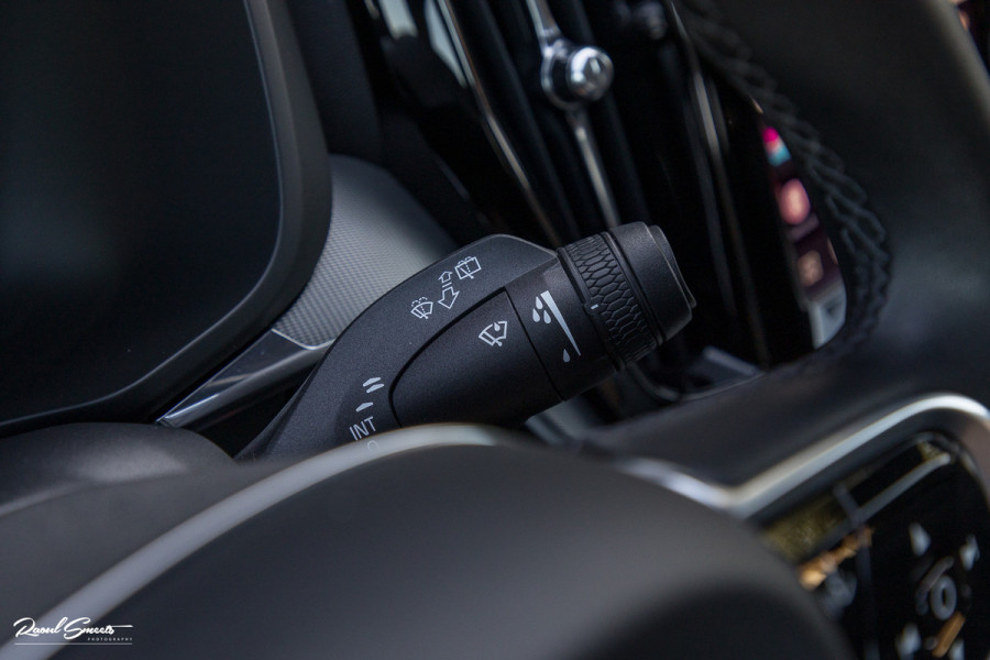 Volvo XC60 2.0 T8 Plug-in hybrid AWD R-Design | Luchtvering | Zwenkbare trekhaak | Panoramadak | Memory | Harman Kardon |