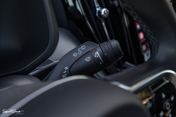 Volvo XC60 2.0 T8 Plug-in hybrid AWD R-Design | Luchtvering | Zwenkbare trekhaak | Panoramadak | Memory | Harman Kardon |