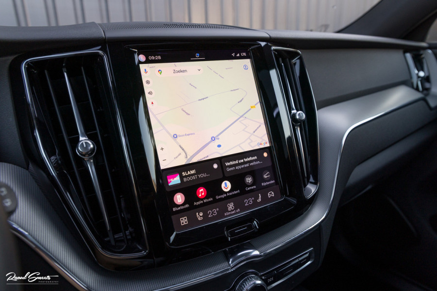 Volvo XC60 2.0 T8 Plug-in hybrid AWD R-Design | Luchtvering | Zwenkbare trekhaak | Panoramadak | Memory | Harman Kardon |