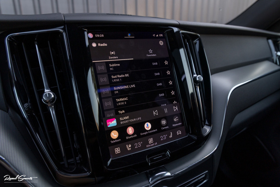 Volvo XC60 2.0 T8 Plug-in hybrid AWD R-Design | Luchtvering | Zwenkbare trekhaak | Panoramadak | Memory | Harman Kardon |