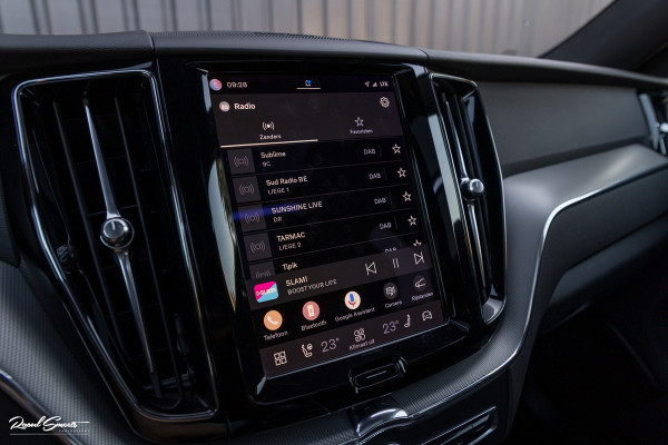 Volvo XC60 2.0 T8 Plug-in hybrid AWD R-Design | Luchtvering | Zwenkbare trekhaak | Panoramadak | Memory | Harman Kardon |