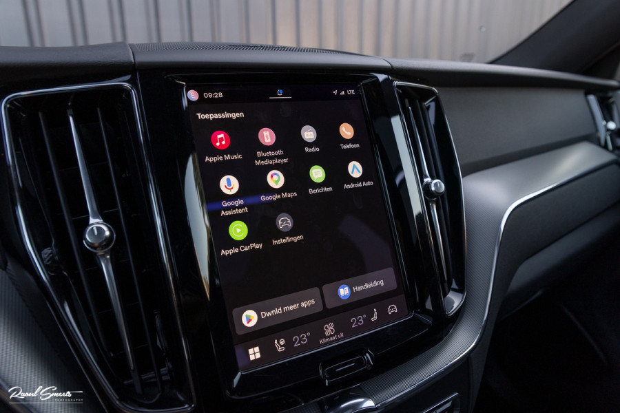 Volvo XC60 2.0 T8 Plug-in hybrid AWD R-Design | Luchtvering | Zwenkbare trekhaak | Panoramadak | Memory | Harman Kardon |