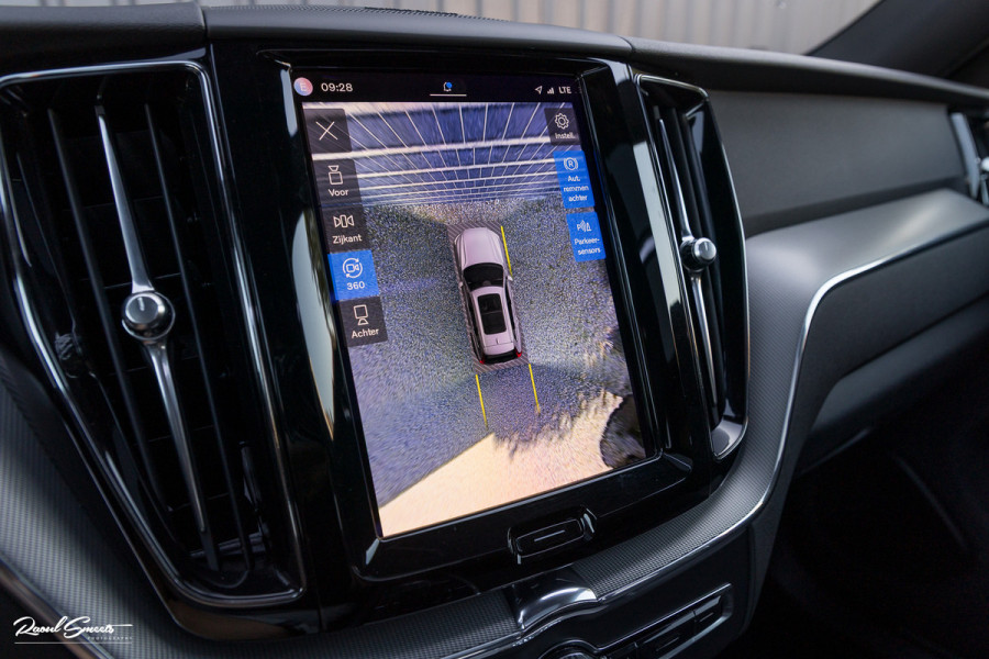 Volvo XC60 2.0 T8 Plug-in hybrid AWD R-Design | Luchtvering | Zwenkbare trekhaak | Panoramadak | Memory | Harman Kardon |