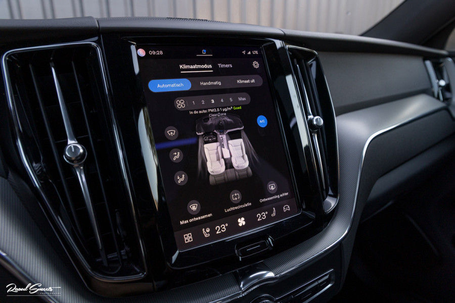 Volvo XC60 2.0 T8 Plug-in hybrid AWD R-Design | Luchtvering | Zwenkbare trekhaak | Panoramadak | Memory | Harman Kardon |