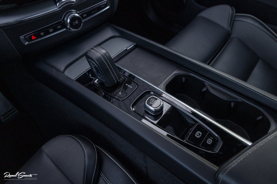 Volvo XC60 2.0 T8 Plug-in hybrid AWD R-Design | Luchtvering | Zwenkbare trekhaak | Panoramadak | Memory | Harman Kardon |