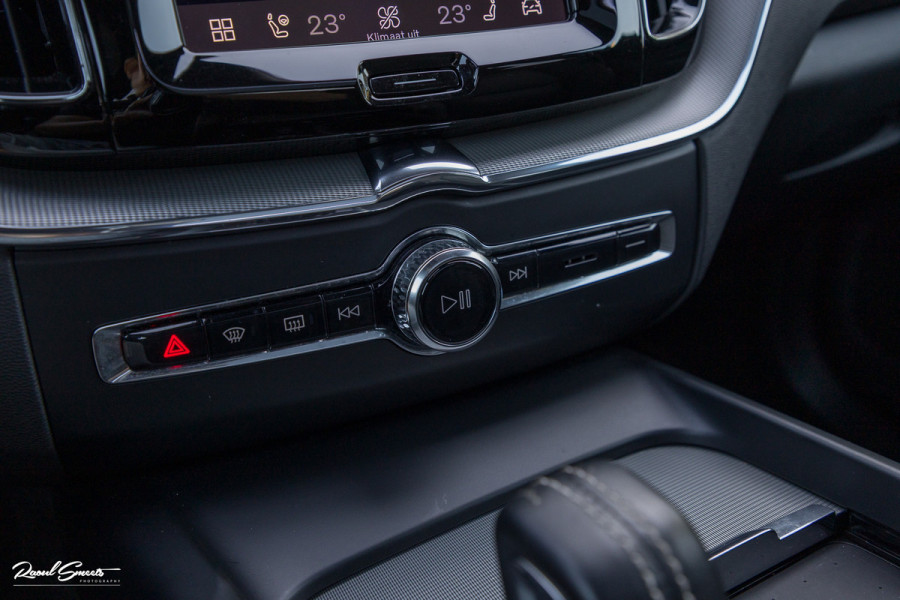 Volvo XC60 2.0 T8 Plug-in hybrid AWD R-Design | Luchtvering | Zwenkbare trekhaak | Panoramadak | Memory | Harman Kardon |