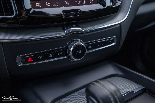 Volvo XC60 2.0 T8 Plug-in hybrid AWD R-Design | Luchtvering | Zwenkbare trekhaak | Panoramadak | Memory | Harman Kardon |