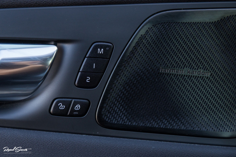 Volvo XC60 2.0 T8 Plug-in hybrid AWD R-Design | Luchtvering | Zwenkbare trekhaak | Panoramadak | Memory | Harman Kardon |