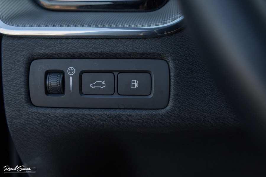 Volvo XC60 2.0 T8 Plug-in hybrid AWD R-Design | Luchtvering | Zwenkbare trekhaak | Panoramadak | Memory | Harman Kardon |
