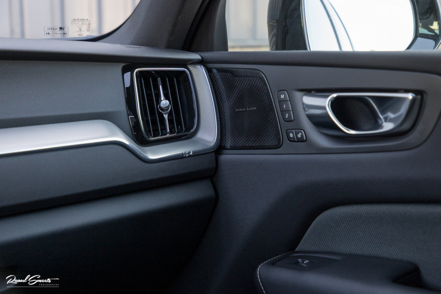 Volvo XC60 2.0 T8 Plug-in hybrid AWD R-Design | Luchtvering | Zwenkbare trekhaak | Panoramadak | Memory | Harman Kardon |