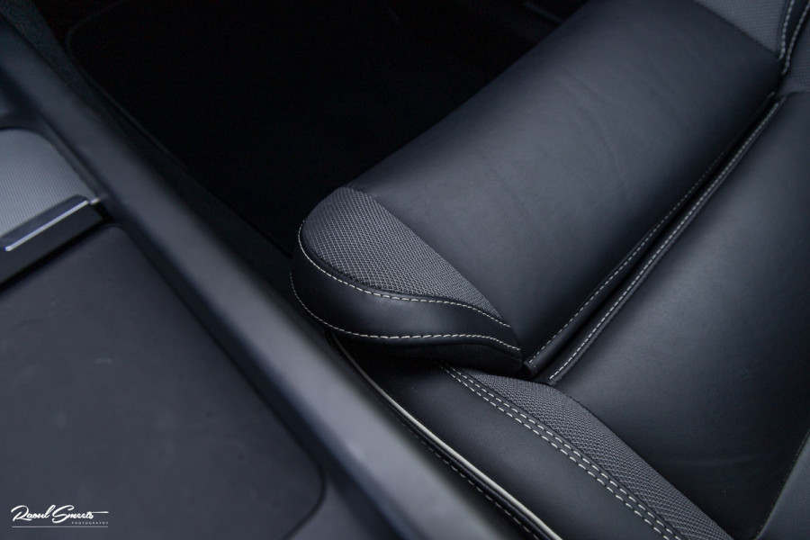 Volvo XC60 2.0 T8 Plug-in hybrid AWD R-Design | Luchtvering | Zwenkbare trekhaak | Panoramadak | Memory | Harman Kardon |