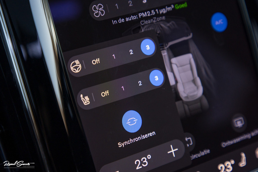 Volvo XC60 2.0 T8 Plug-in hybrid AWD R-Design | Luchtvering | Zwenkbare trekhaak | Panoramadak | Memory | Harman Kardon |