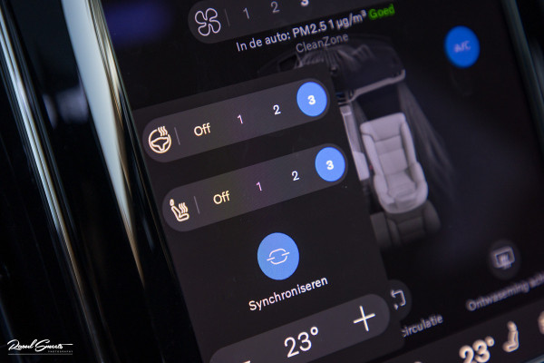 Volvo XC60 2.0 T8 Plug-in hybrid AWD R-Design | Luchtvering | Zwenkbare trekhaak | Panoramadak | Memory | Harman Kardon |