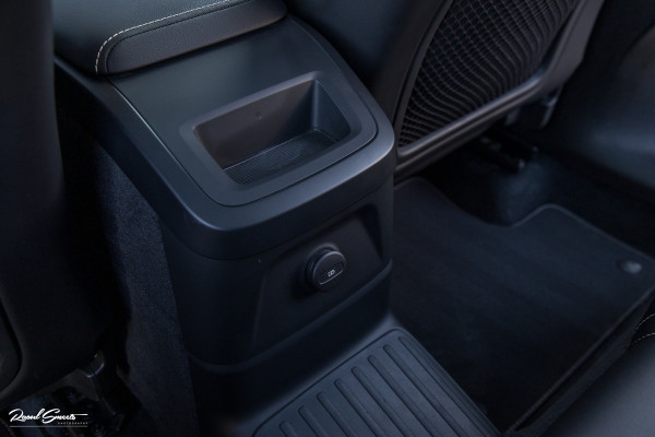 Volvo XC60 2.0 T8 Plug-in hybrid AWD R-Design | Luchtvering | Zwenkbare trekhaak | Panoramadak | Memory | Harman Kardon |