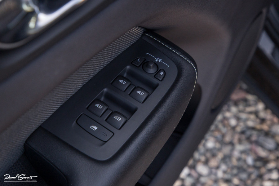 Volvo XC60 2.0 T8 Plug-in hybrid AWD R-Design | Luchtvering | Zwenkbare trekhaak | Panoramadak | Memory | Harman Kardon |