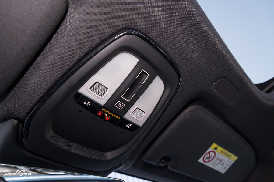 Volvo XC60 2.0 T8 Plug-in hybrid AWD R-Design | Luchtvering | Zwenkbare trekhaak | Panoramadak | Memory | Harman Kardon |