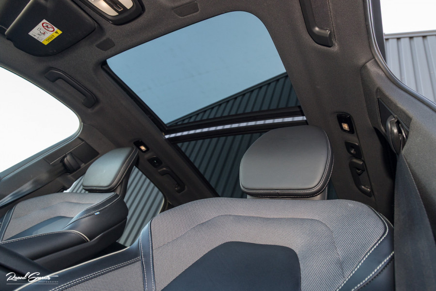 Volvo XC60 2.0 T8 Plug-in hybrid AWD R-Design | Luchtvering | Zwenkbare trekhaak | Panoramadak | Memory | Harman Kardon |