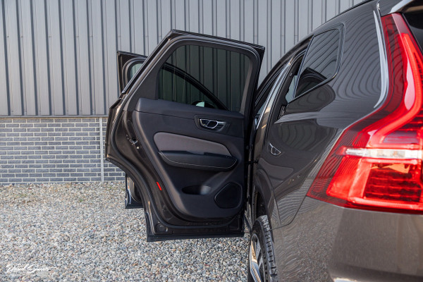Volvo XC60 2.0 T8 Plug-in hybrid AWD R-Design | Luchtvering | Zwenkbare trekhaak | Panoramadak | Memory | Harman Kardon |