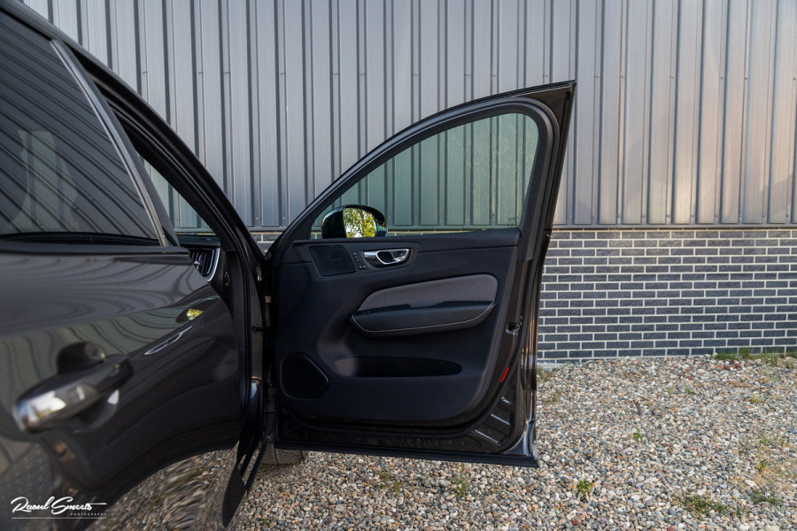 Volvo XC60 2.0 T8 Plug-in hybrid AWD R-Design | Luchtvering | Zwenkbare trekhaak | Panoramadak | Memory | Harman Kardon |