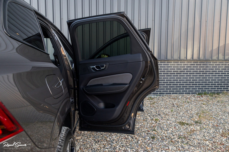Volvo XC60 2.0 T8 Plug-in hybrid AWD R-Design | Luchtvering | Zwenkbare trekhaak | Panoramadak | Memory | Harman Kardon |