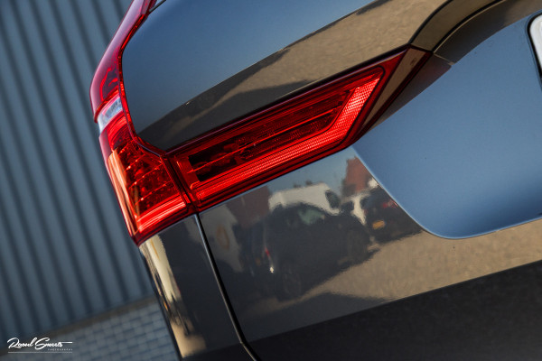 Volvo XC60 2.0 T8 Plug-in hybrid AWD R-Design | Luchtvering | Zwenkbare trekhaak | Panoramadak | Memory | Harman Kardon |