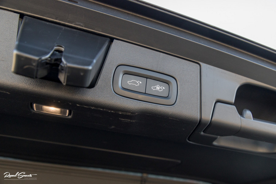 Volvo XC60 2.0 T8 Plug-in hybrid AWD R-Design | Luchtvering | Zwenkbare trekhaak | Panoramadak | Memory | Harman Kardon |