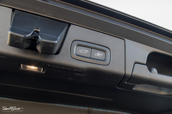 Volvo XC60 2.0 T8 Plug-in hybrid AWD R-Design | Luchtvering | Zwenkbare trekhaak | Panoramadak | Memory | Harman Kardon |
